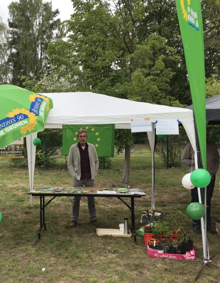 Grüne zeigen Flagge in Grünheide