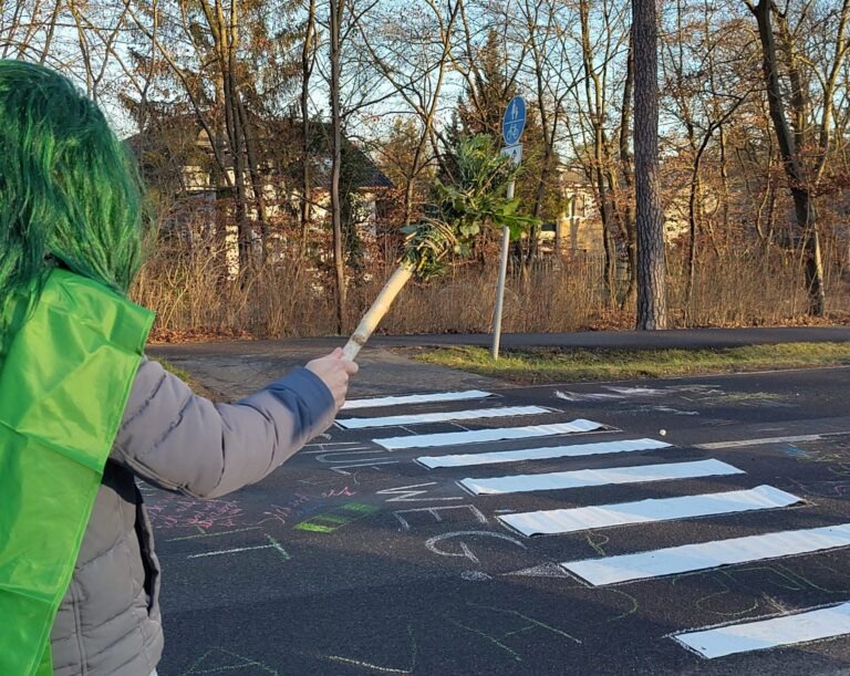 Zauberhafter Zebrastreifen: Demo zur Schulwegsicherheit